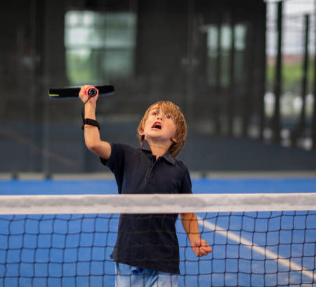 Comment un constructeur court de padel prend-il en compte les contraintes du PLU avant de lancer le chantier ?