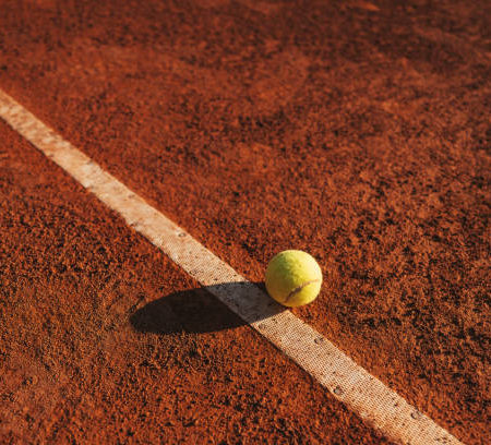 Quelle fondation prévoir pour une construction court de tennis en terre battue à Saint-Raphaël ?