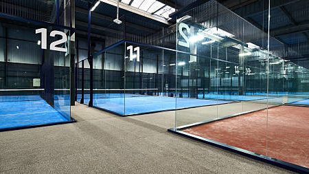 Quels facteurs peuvent retarder une construction terrain de padel ?