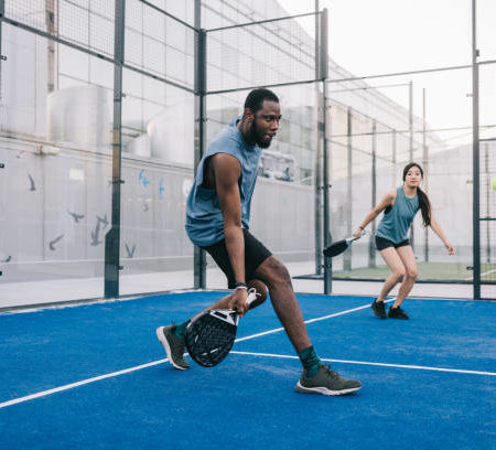 Un constructeur court de padel propose-t-il un suivi technique après la mise en service du terrain ?
